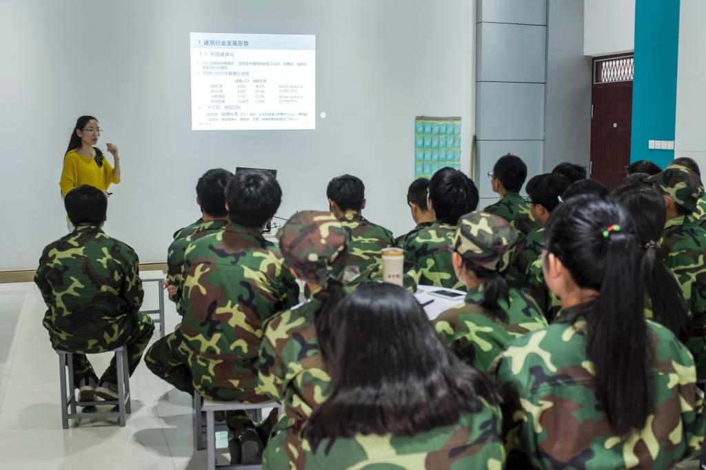 护士a片
胡春红教授为本科生做入学教育