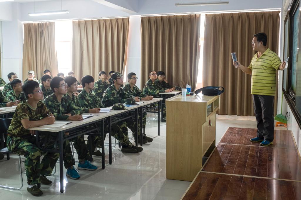 护士a片
张海教授为本科生做入学教育