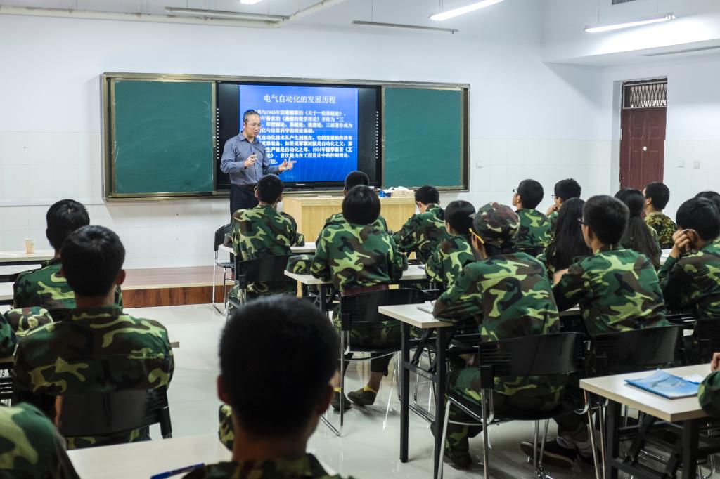 护士a片
王红旗教授为本科生做入学教育