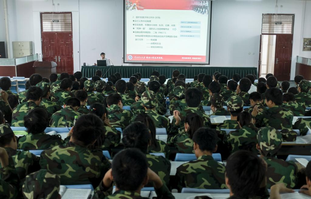 鹤壁职业技术学院院长谷朝众教授为本科生授课